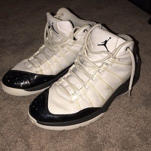 Men’s 9 Jordan Basketball sneakers